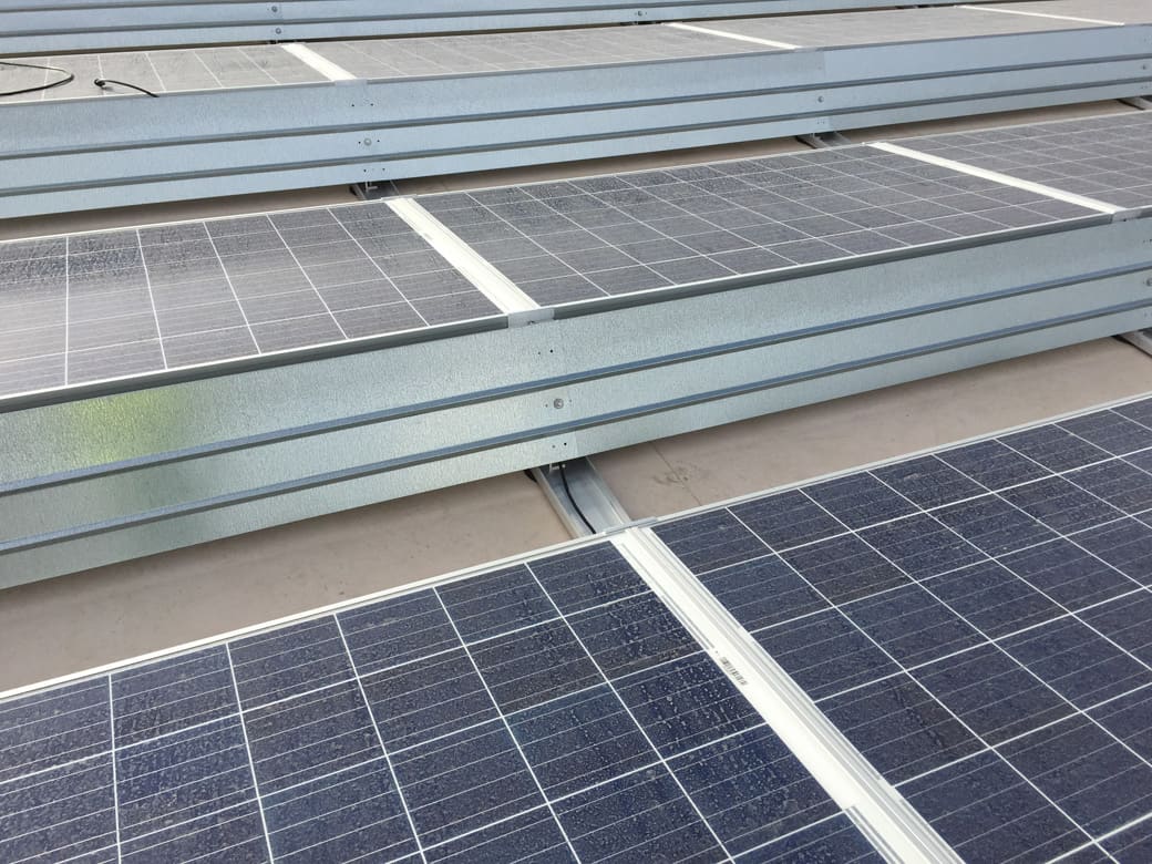 Instalación estructuras de placas solares en tejado de Bon Preu Balenyà