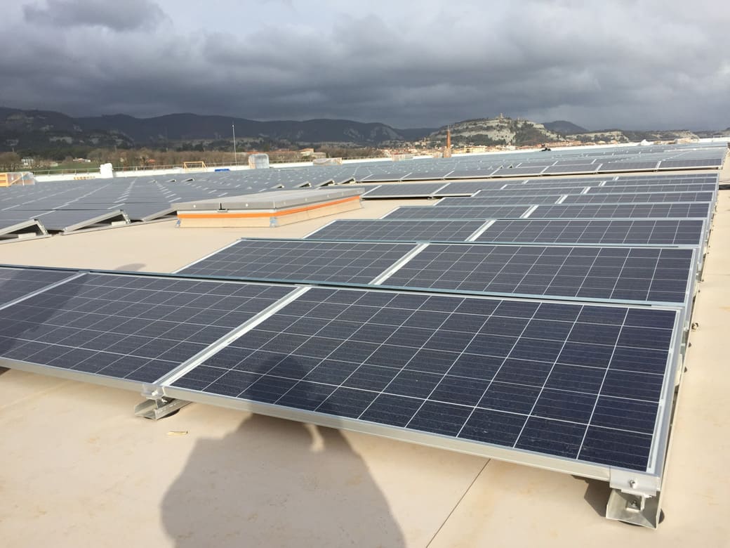 Instalación de placas fotovoltaicas en tejado de Bon Preu