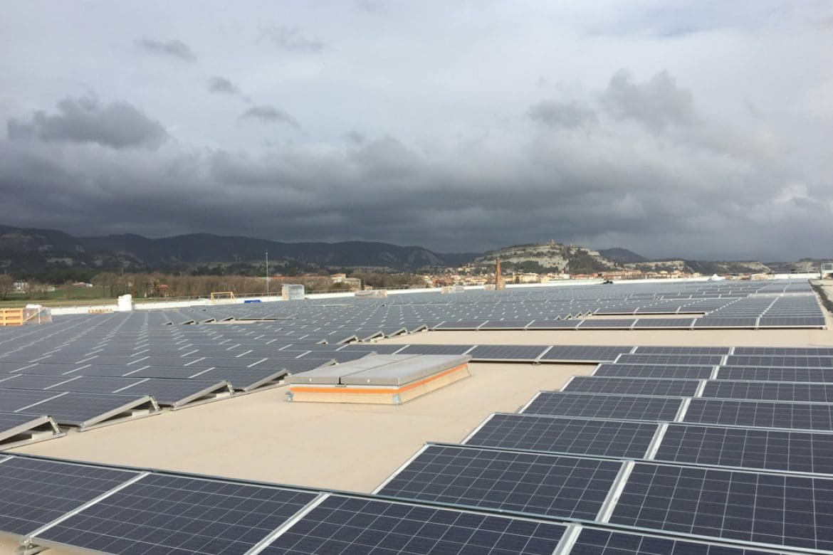Instalación de paneles fotovoltaicos en tejado de Bon Preu Balenyà