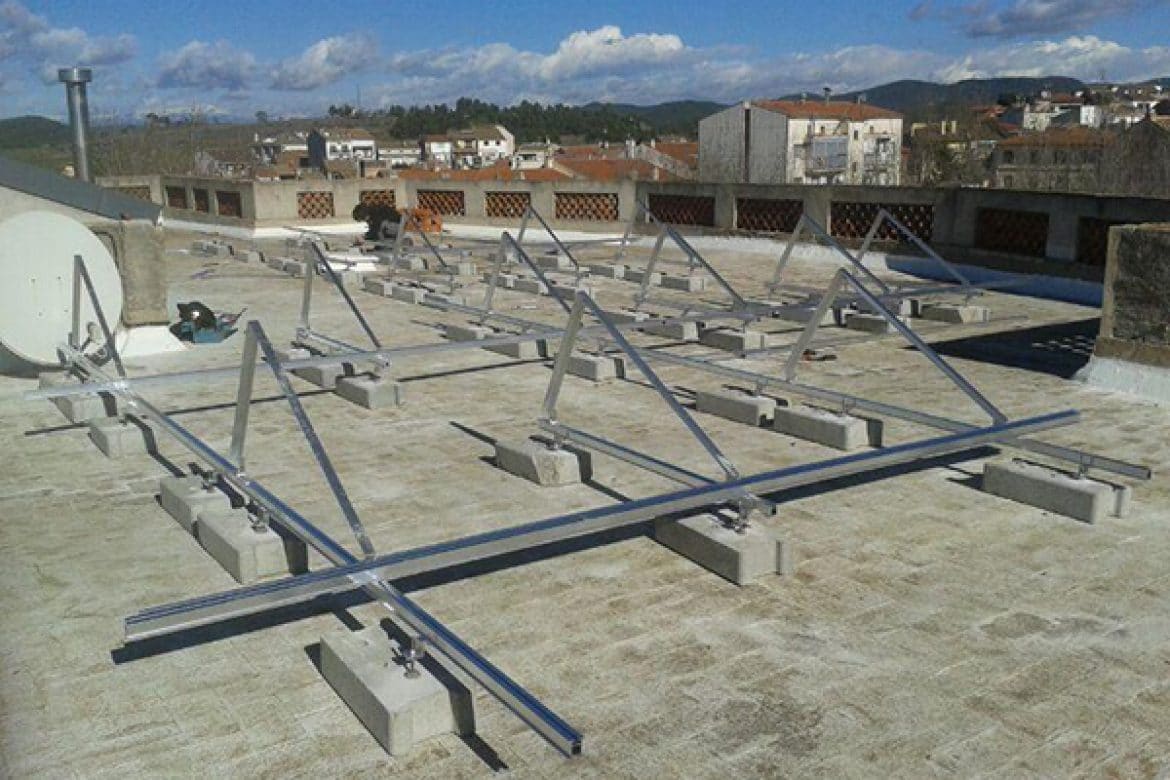 Estructura de placas fotovoltaicas en Ayuntamiento de Artes