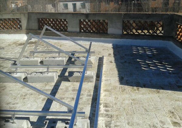 Soporte de placas fotovoltaicas en Ayuntamiento de Artés