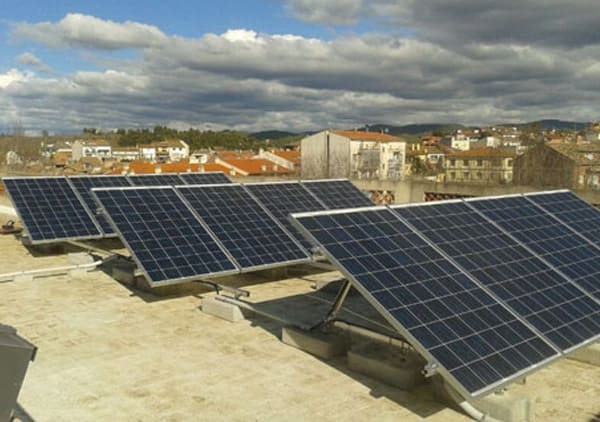 Instalación de placas solares en Ayuntamiento de Artés