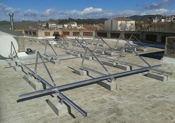 Estructura de placas fotovoltaicas en Ayuntamiento de Artés