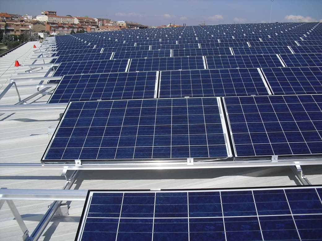 Estructura para placas solares sobre techo de chapa en Torrefarrera