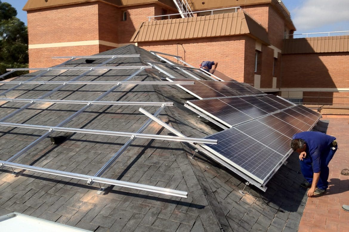 Estructura para placas fotovoltaicas en Campus Mundet
