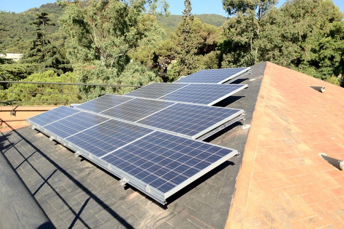 Paneles fotovoltaicos en el tejado de Mundet por C-Solar