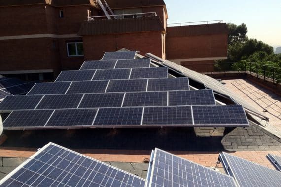 Paneles fotovoltaicos instalados en el tejado de Mundet por C-Solar