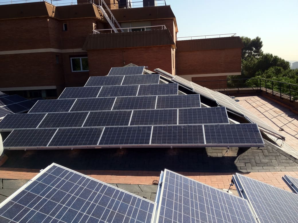 Paneles fotovoltaicos instalados en el tejado de Mundet