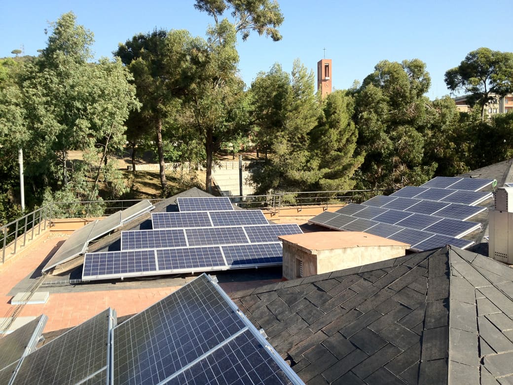 Placas solares instaladas en el tejado de Mundet