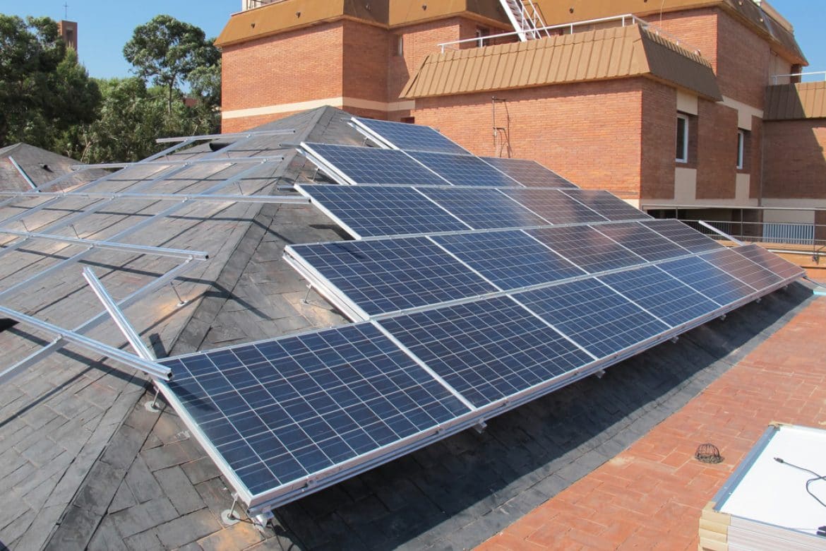 Proceso de instalación de placas solares en el tejado de Mundet