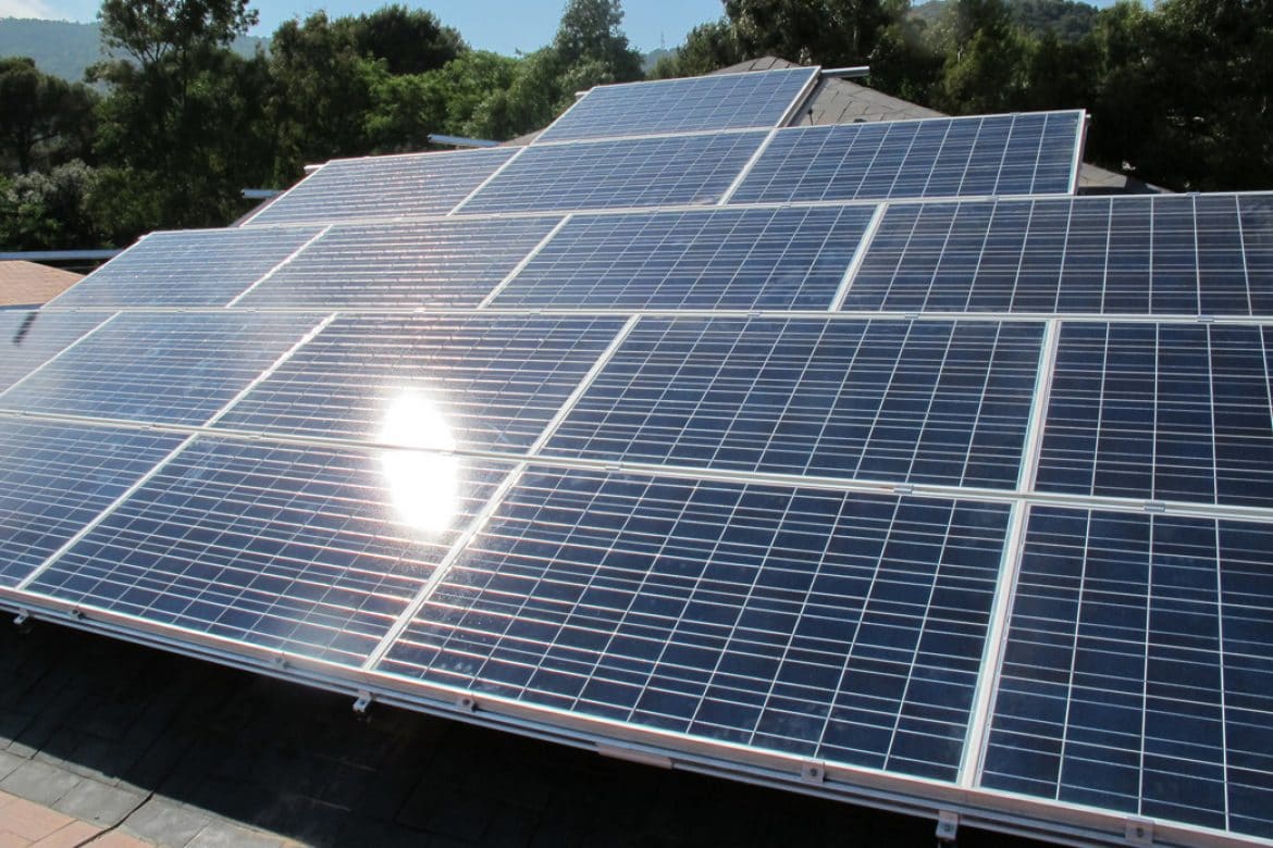 Estructuras de paneles solares para Campus Mundet