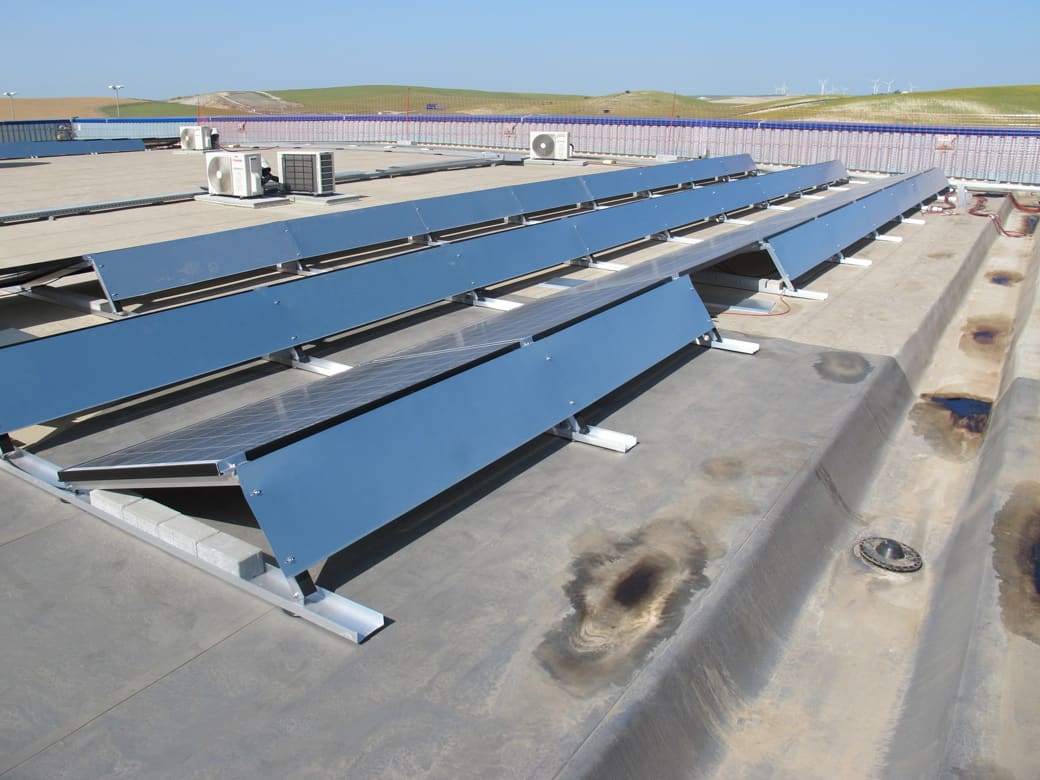 Estructura para placas solares sobre techo de membrana asfáltica