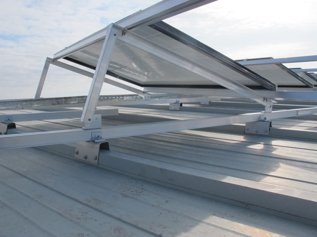 Estructura para placas fotovoltaicas sobre techo de chapa en Torrefarrera