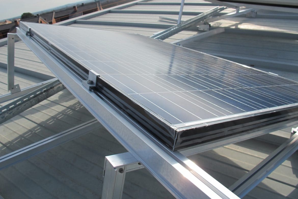 Soporte para placas fotovoltaicas sobre Techo de Chapa de Torrefarrera