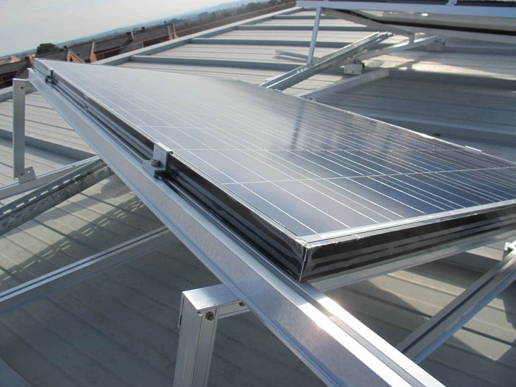 Soporte para placas fotovoltaicas sobre techo de chapa en Torrefarrera