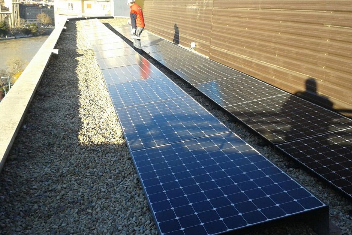 Paneles fotovoltaicos instalados en Zaragoza
