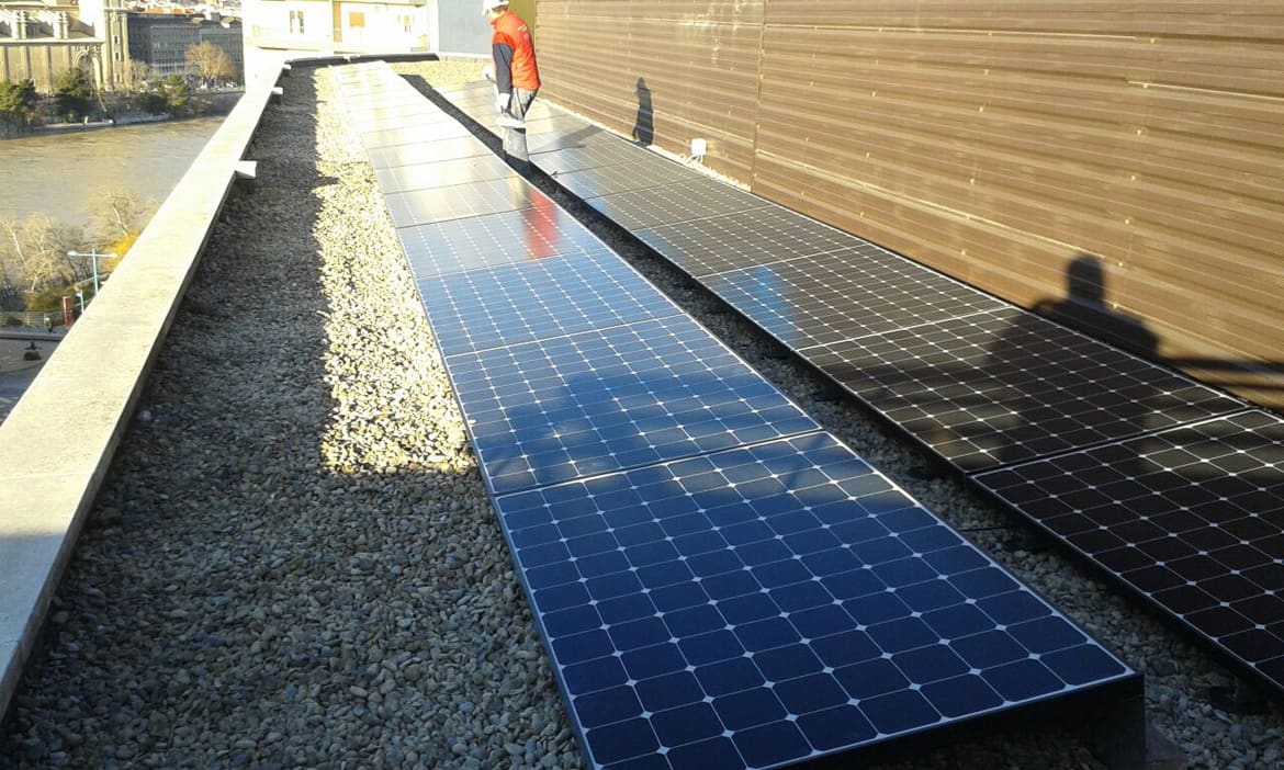Paneles fotovoltaicos instalados en Zaragoza
