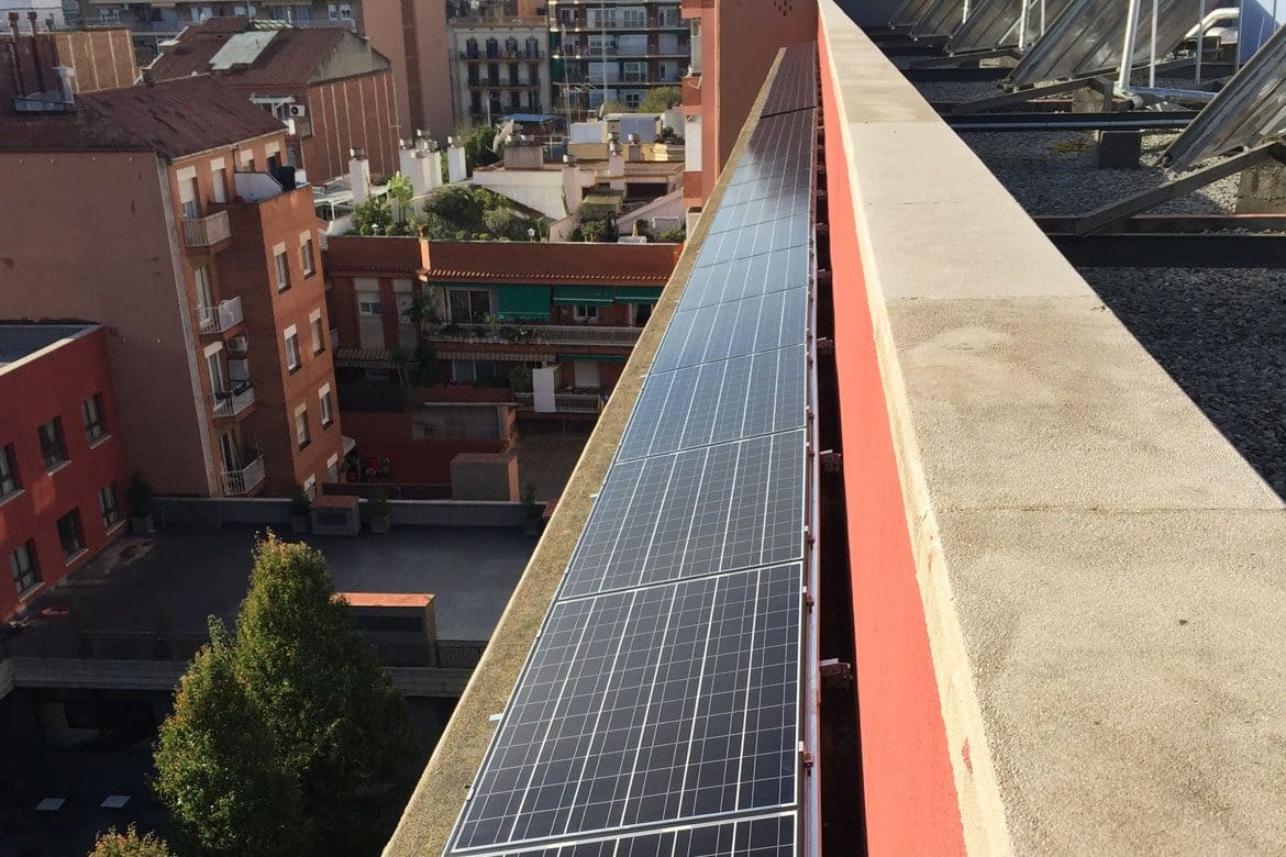 Fila de Placas fotovoltaicas en Les Corts