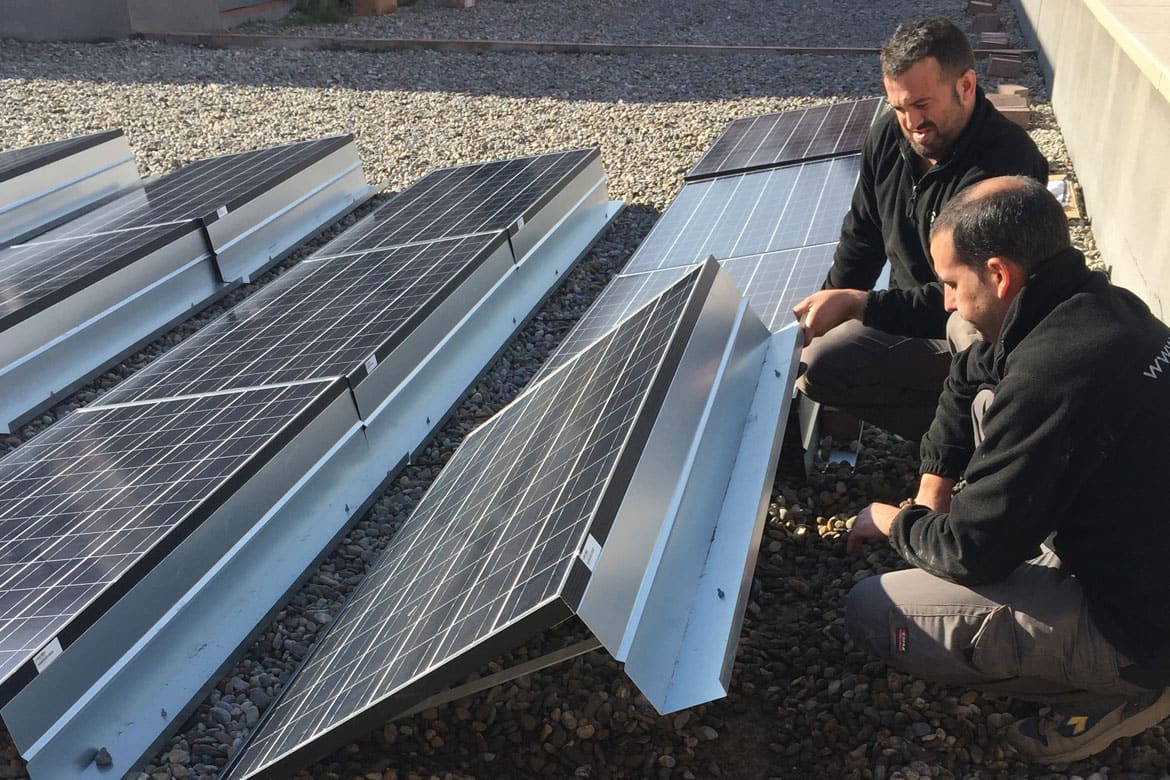 Instalación de placas solares en Les Corts de Barcelona