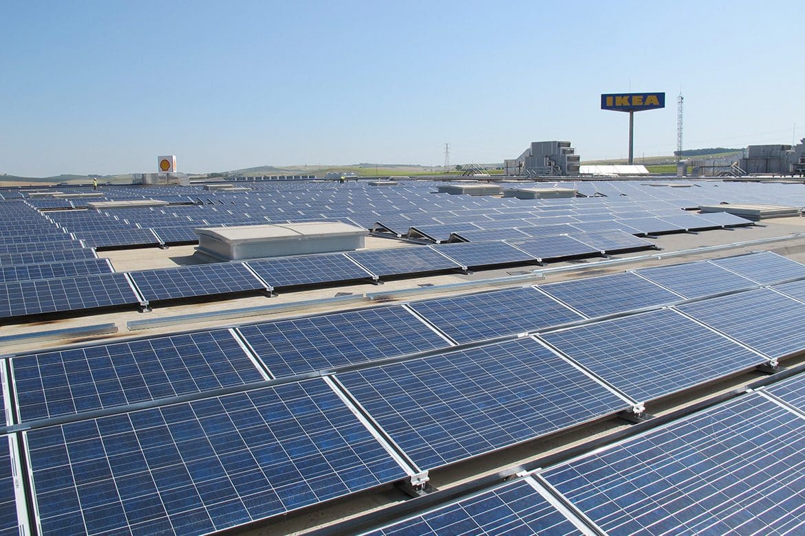 Instalación de placas fotovoltaicas en el Ikea de Jerez