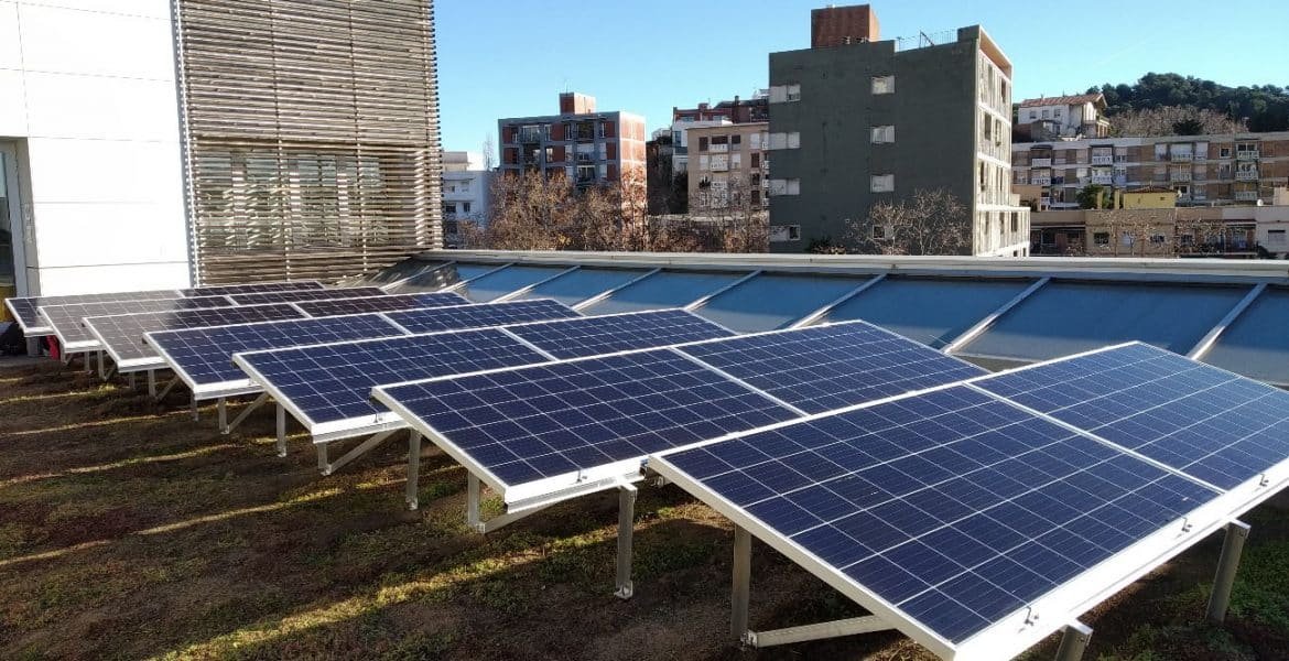 Estructuras placas paneles solares fotovoltaicos bibilioteca Vallcarca en Barcelona