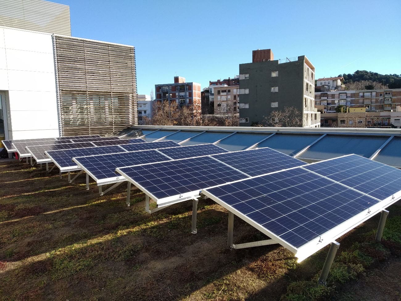 Estructuras placas paneles solares fotovoltaicos bibilioteca Vallcarca en Barcelona