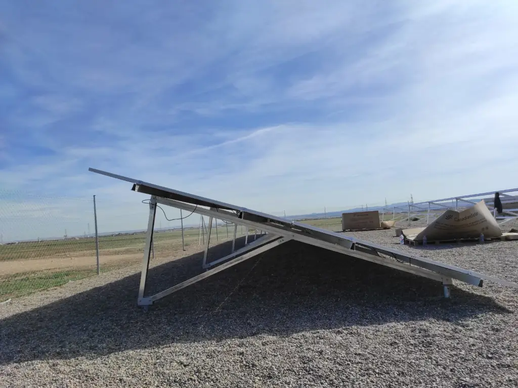 Estructura fotovoltaica sobre terreno CS-Land Tor