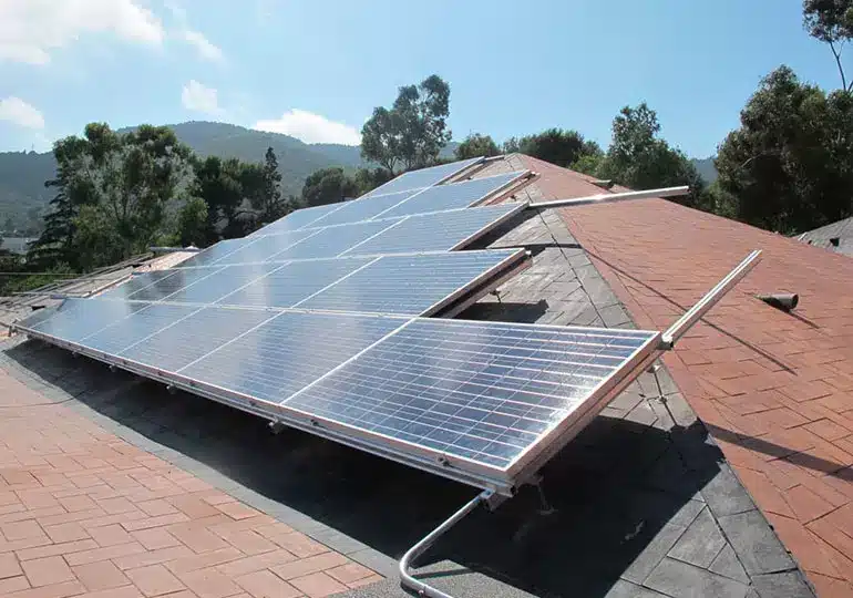 Estructura de placas solares en el tejado de Mundet en Barcelona