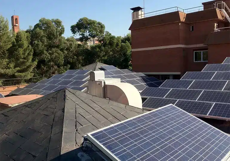 Paneles solares instalados en el tejado de Mundet