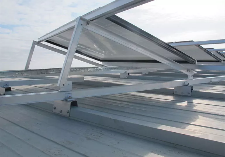 Estructura para placas fotovoltaicas sobre techo de chapa en Torrefarrera
