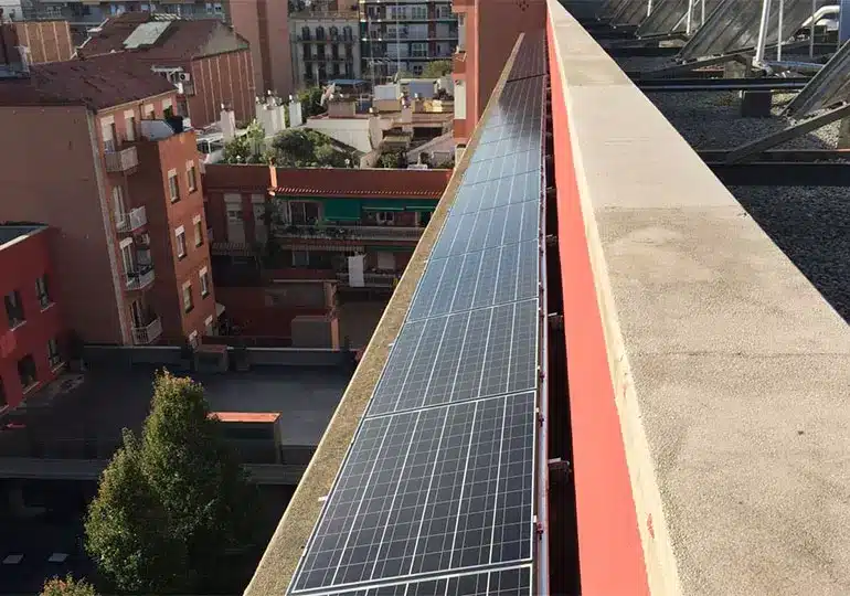 Fila de placas fotovoltaicas en Les Corts