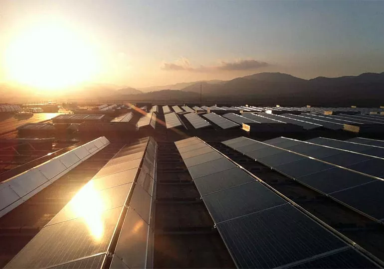 Instalación de paneles solares en el Ikea de Valls, Tarragona