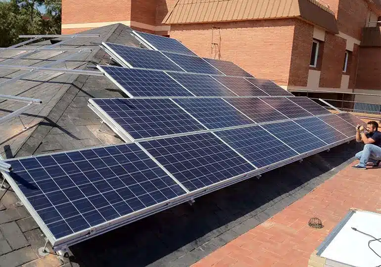 Proceso de instalación de placas solares en el tejado de Mundet