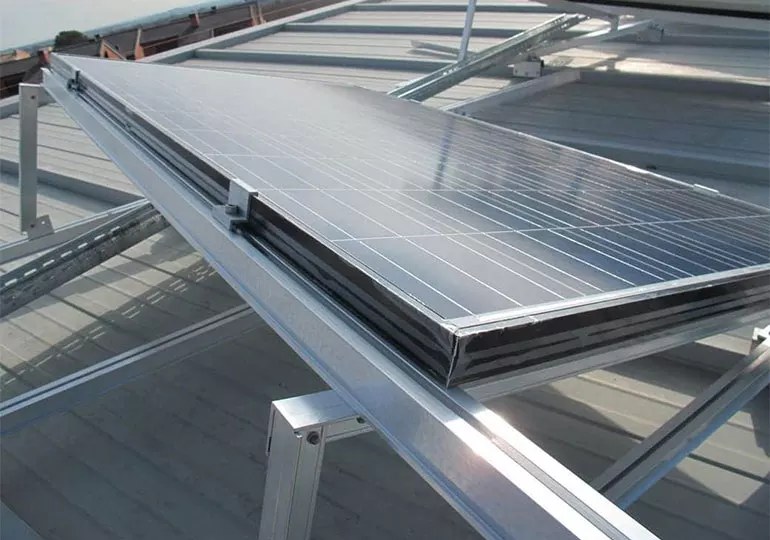 Soporte para placas fotovoltaicas sobre techo de chapa en Torrefarrera