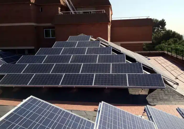 Paneles fotovoltaicos instalados en el tejado de Mundet