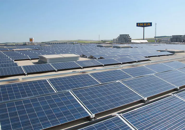 Instalación de placas fotovoltaicas en el Ikea de Jerez