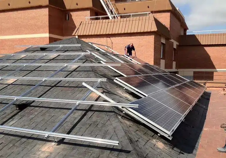 Soportes para placas fotovoltaicas en Mundet, Barcelona