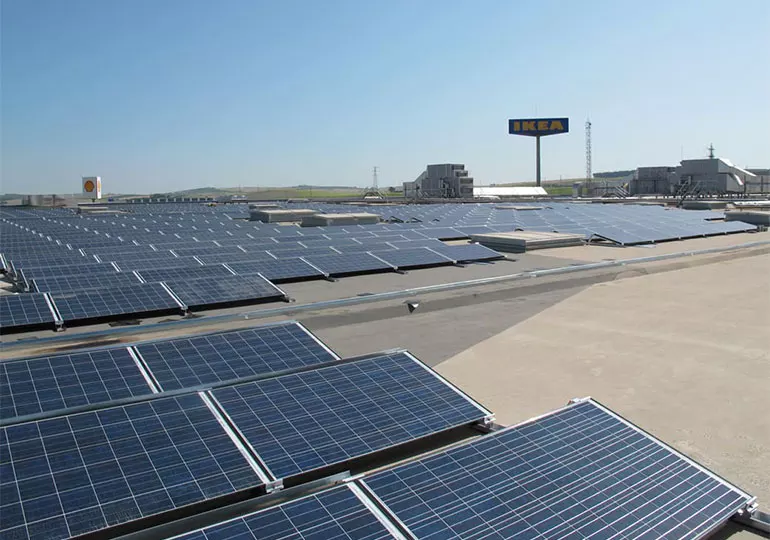 Estructura para paneles solares sobre techo con membrana asfáltica en Ikea