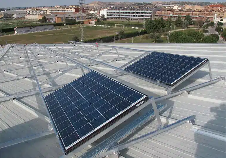 Soporte para placas fotovoltaicas sobre techo de chapa en Torrefarrera