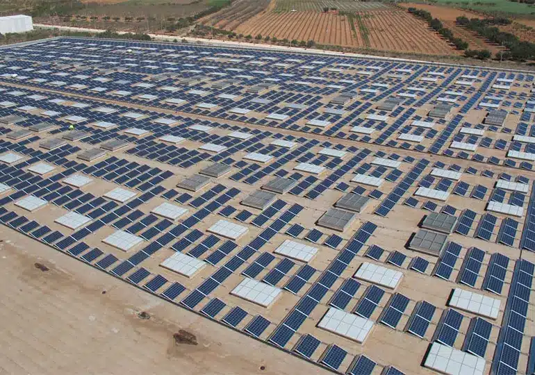 Instalación de placas solares en el Ikea de Valls, Tarragona