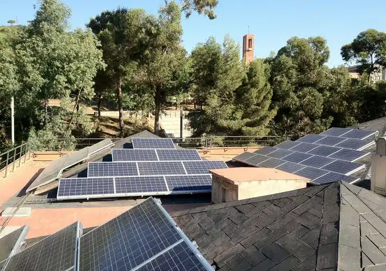 Placas solares instaladas en el tejado de Mundet