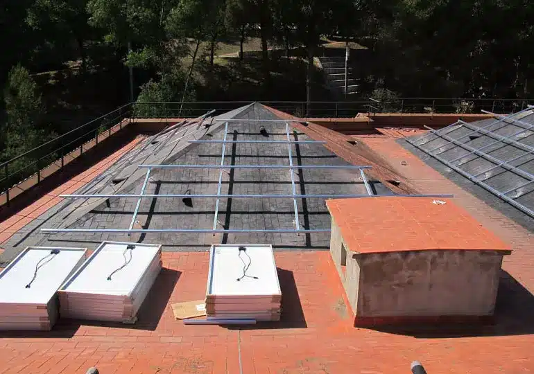 Estructura de soporte para placas solares en Mundet