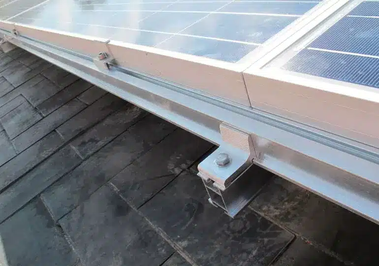 Fijación en cubierta para placas solares en Mundet
