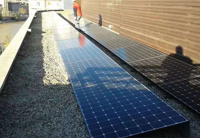 Paneles fotovoltaicos instalados en Zaragoza