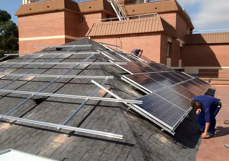 Estructura para placas fotovoltaicas en Campus Mundet