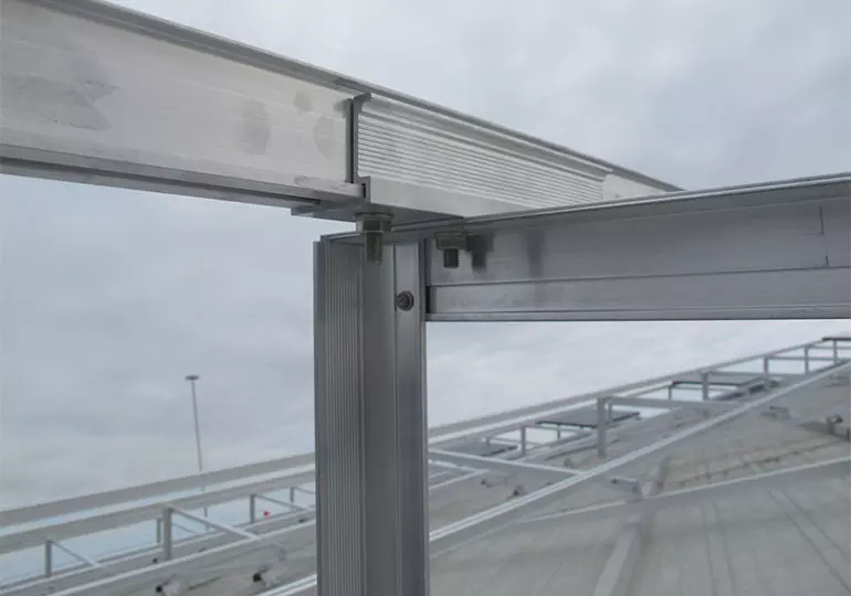 Estructura fotovoltaica sobre techo de chapa en Torrefarrera