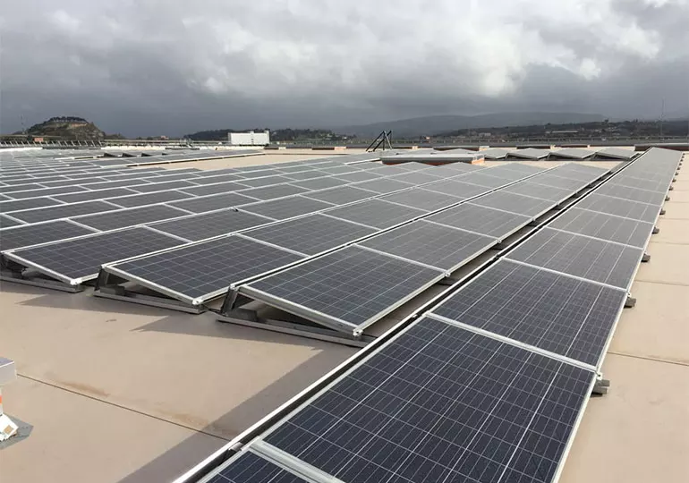 Instalación de paneles solares con sistema autoportante CSWind en la cubierta del supermercado Bon Preu Balenyà