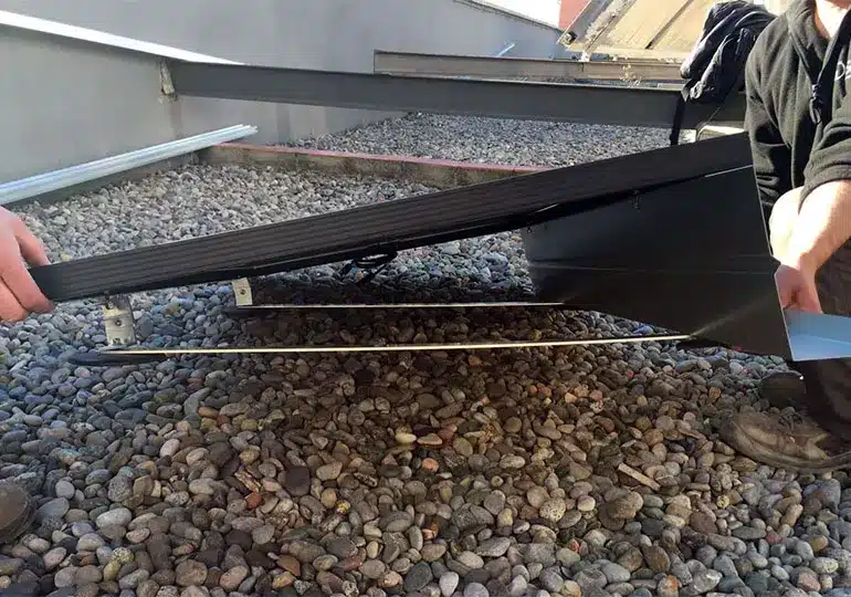 Estructura de placas solares en edificio de Les Corts