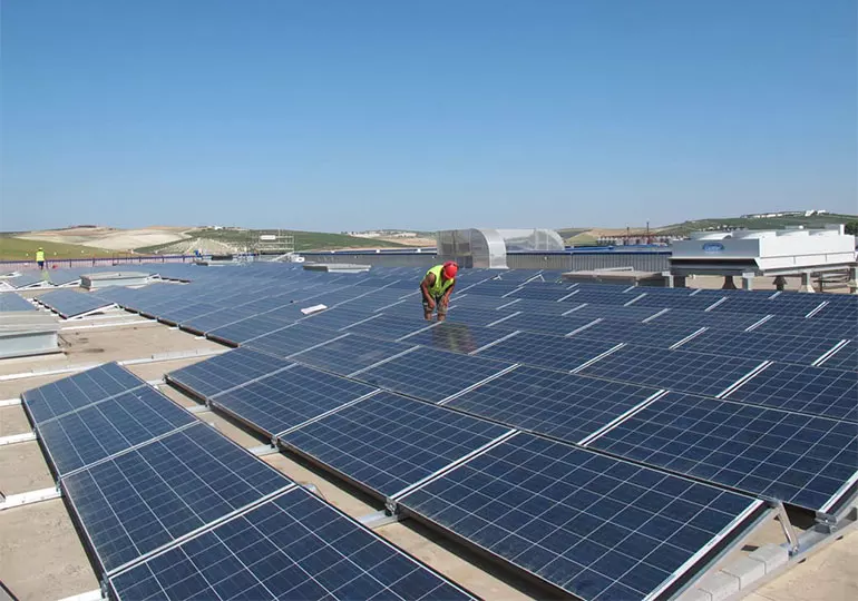 Instalación de paneles solares sobre techo con membrana asfáltica