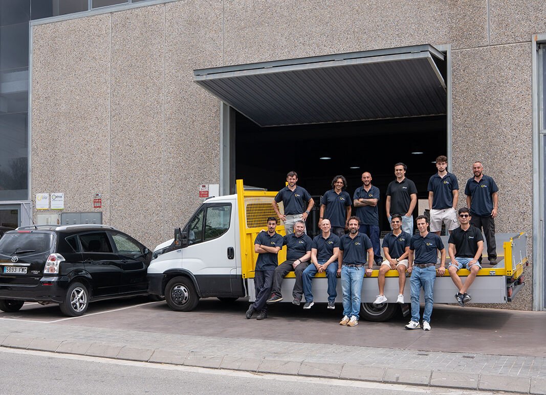 Equipo de C-Solar frente a la sede central en Ripollet, Barcelona, junto al vehículo de la empresa.